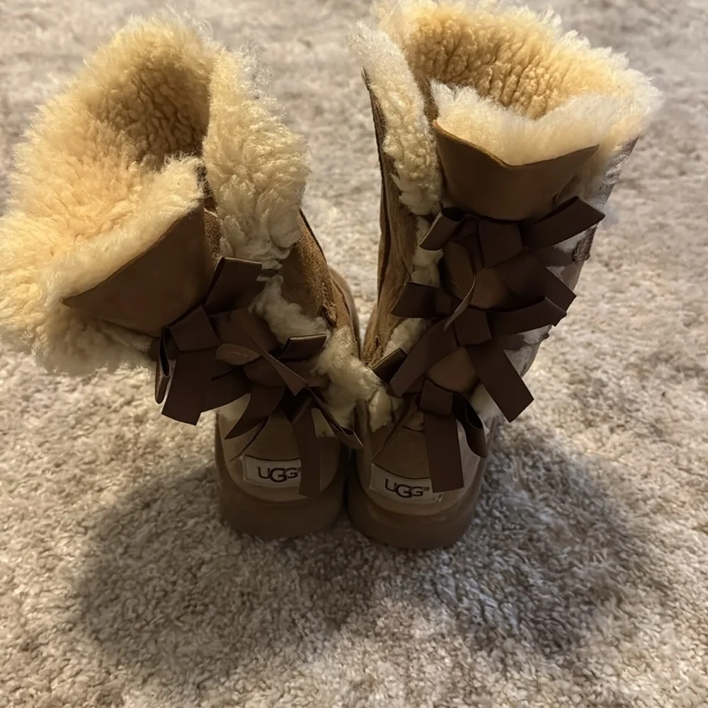 🍍Girls Ugg Bailey Bow boots🍍SZ 2